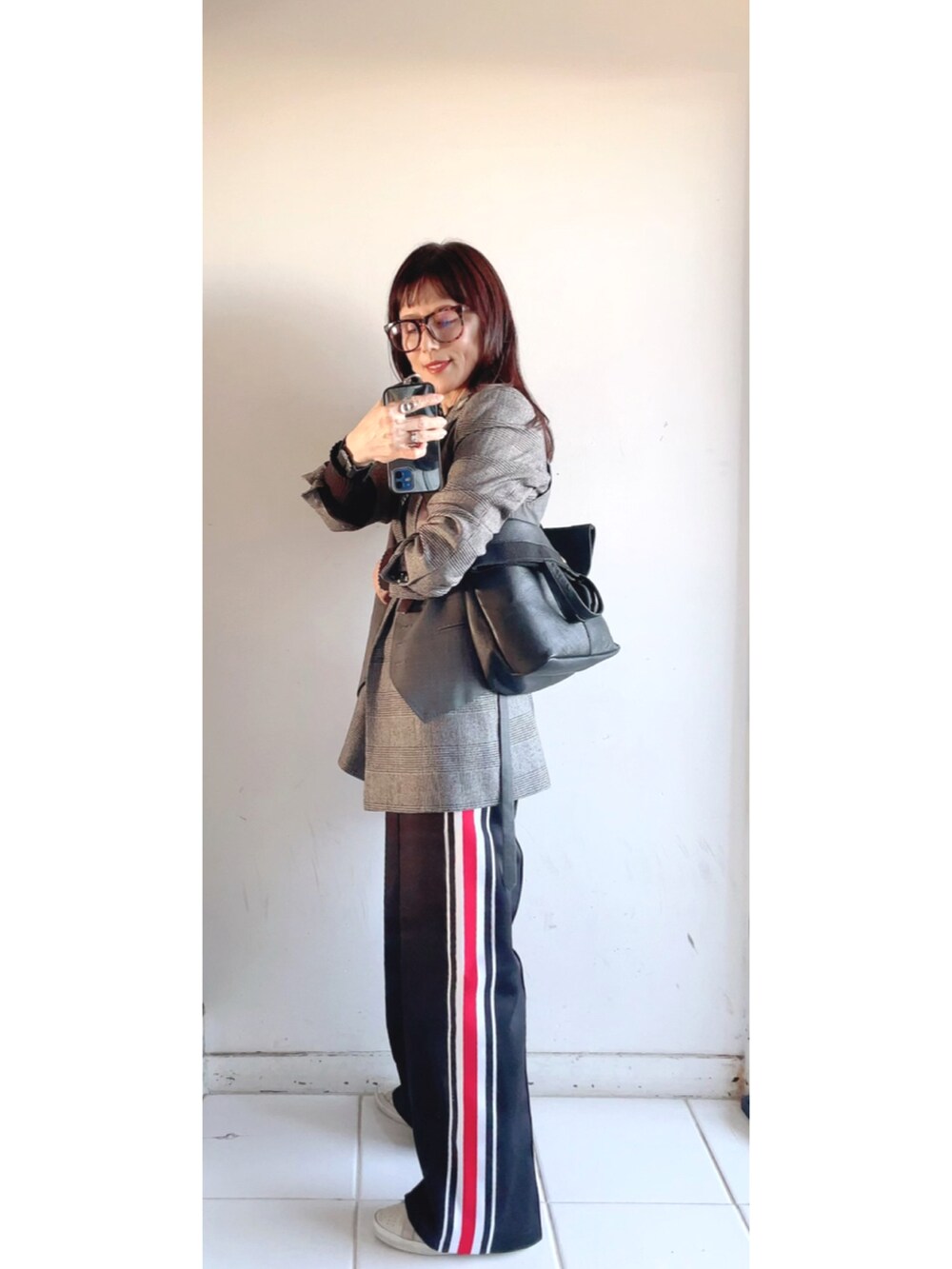 「yucchino、ファッションを楽しもう、大人カジュアル、トラックパンツ、ジャケット、ベスト、レイヤードスタイル、スニーカー、ショルダーバッグ、低身長コーデ、スポーツミックス」｜「H&Mのアイテム（パンツ、ブラック系）」を使った、yukino_yucchinoさん（骨格ナチュラル・レディース・151cm）の秋コーディネートの2枚目の写真