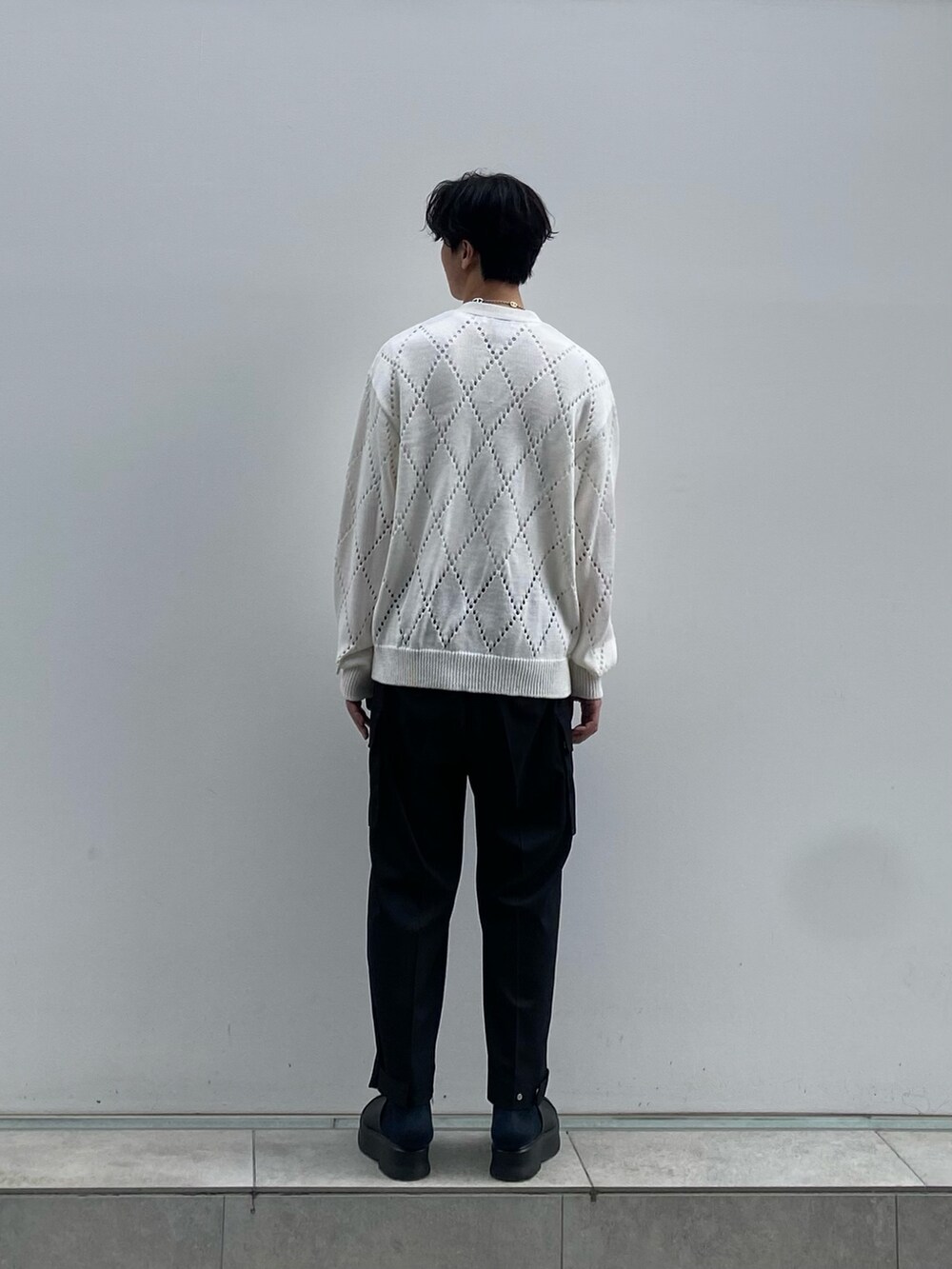 ホワイト系のカーディガン/ボレロ、ブラック系のカーゴパンツを着用したメンズの春コーディネートの3枚目の写真