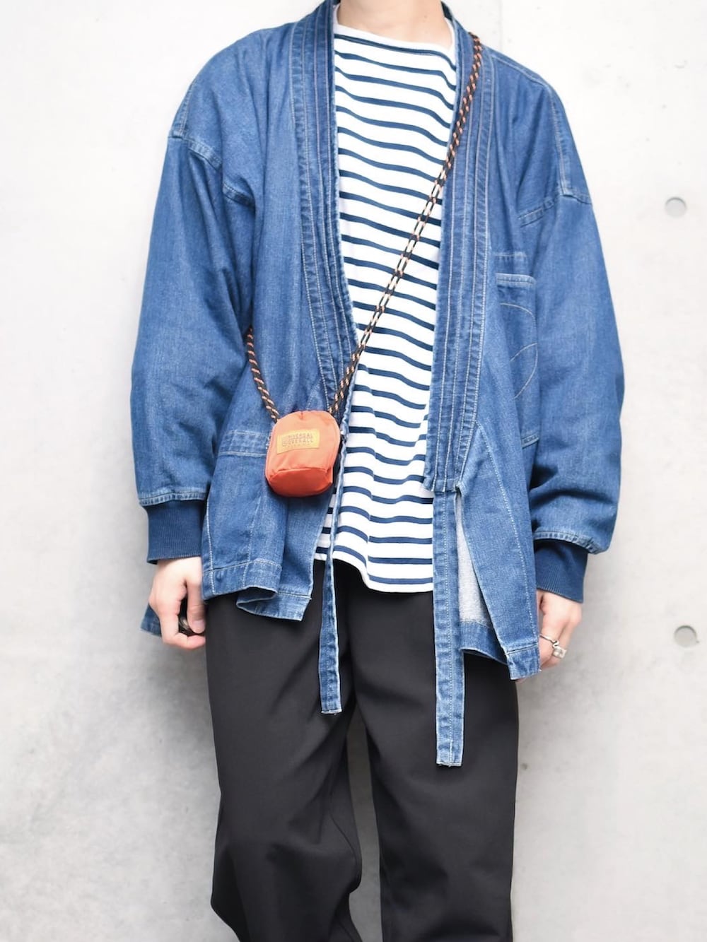 ホワイト系のスニーカーを着用したメンズの春コーディネートの3枚目の写真