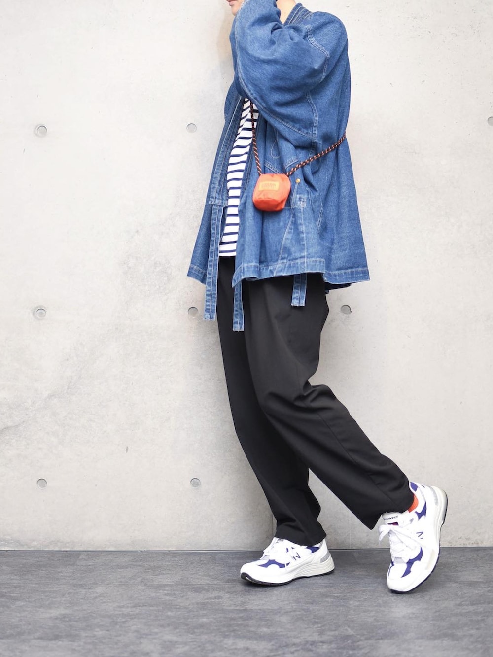 ホワイト系のスニーカーを着用したメンズの春コーディネートの2枚目の写真