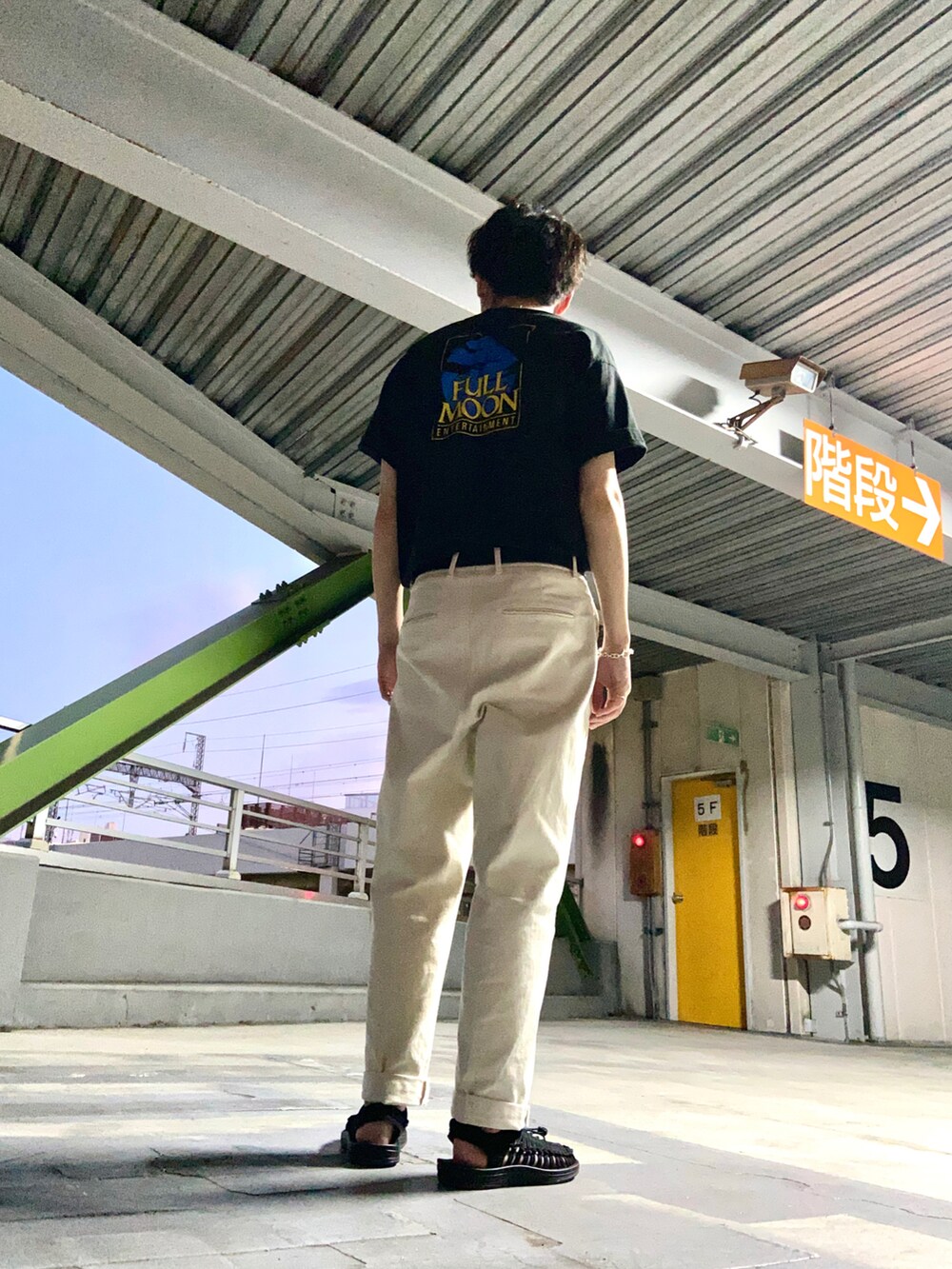 ブラック系のサンダル、グレー系のショルダーバッグ、ブラック系のTシャツ/カットソーを着用したメンズの夏コーディネートの2枚目の写真