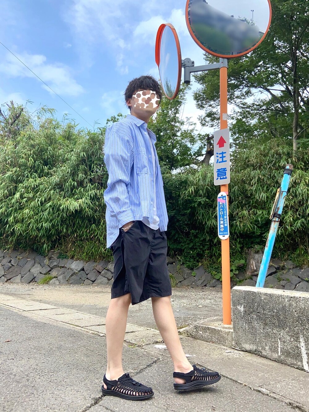 ブルー系のシャツ/ブラウス、ホワイト系のTシャツ/カットソー、ブラック系のパンツを着用したメンズの夏コーディネートの2枚目の写真