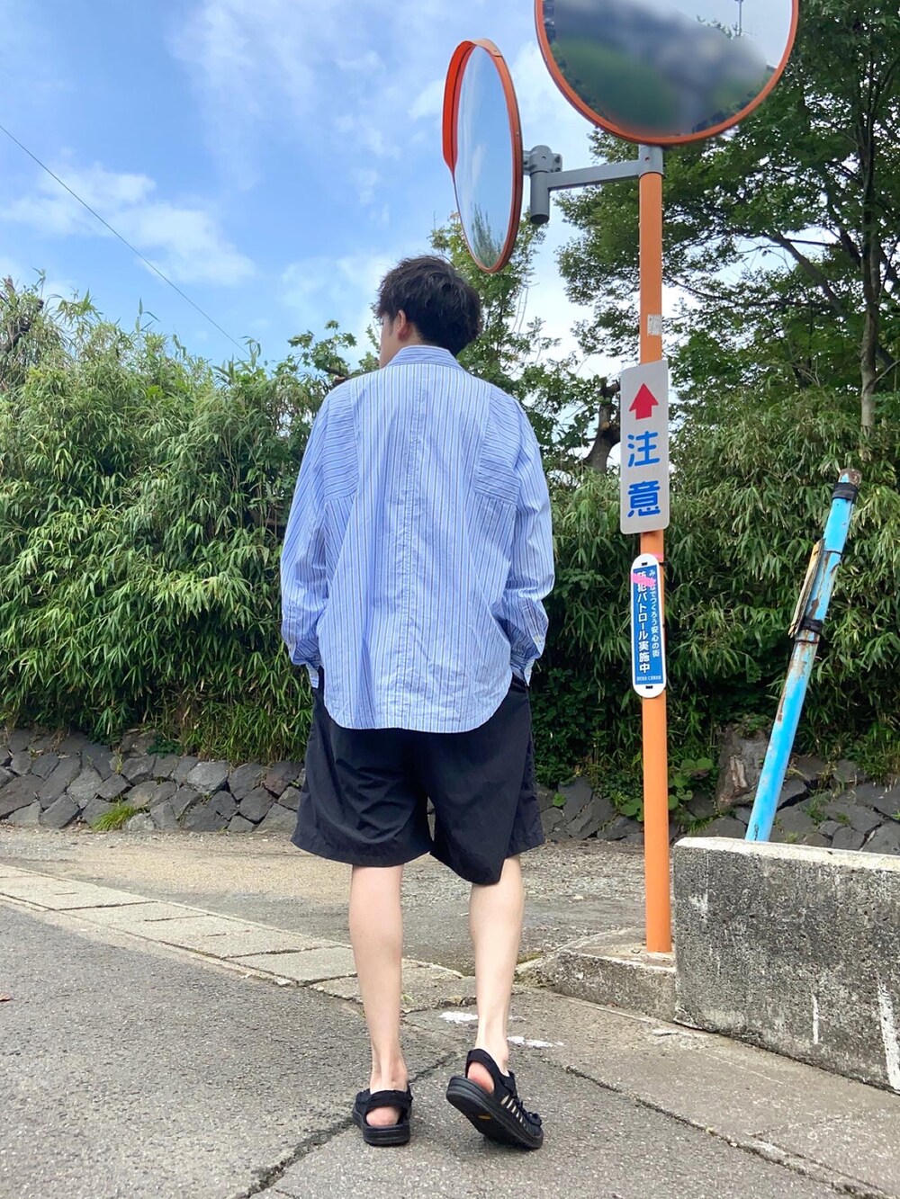 ブルー系のシャツ/ブラウス、ホワイト系のTシャツ/カットソー、ブラック系のパンツを着用したメンズの夏コーディネートの3枚目の写真