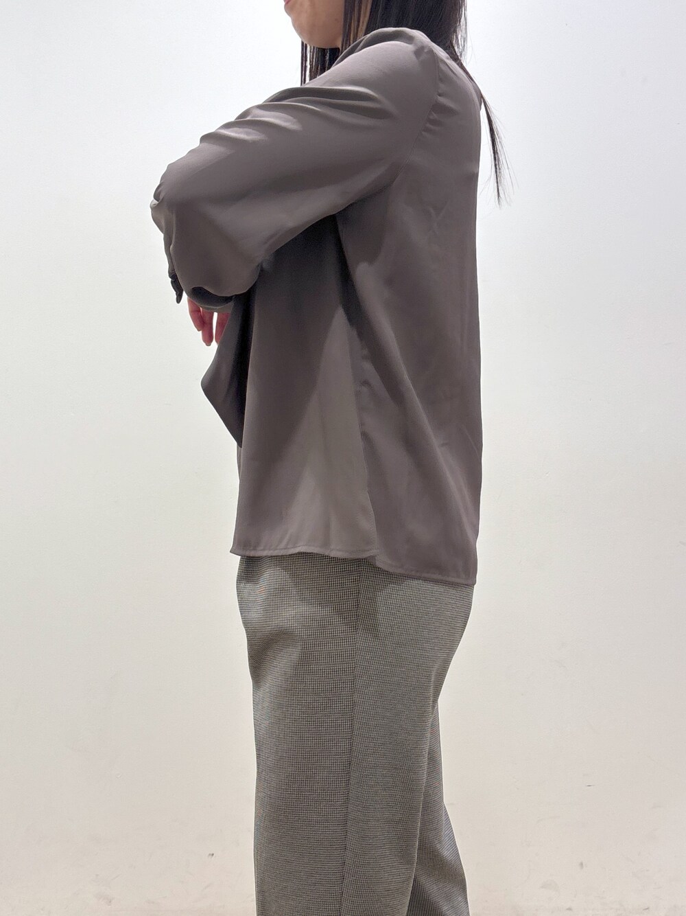 ブラウン系のシャツ/ブラウス、ブラック系のその他パンツ、ブラック系のトートバッグを着用したレディースの秋コーディネートの8枚目の写真