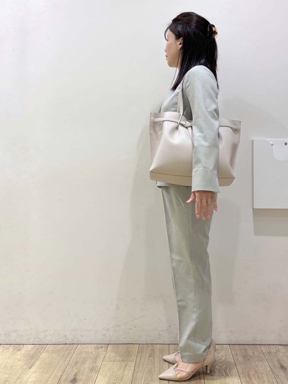 グレー系のその他パンツ、グレー系のノーカラージャケット、ベージュ系のパンプスを着用したレディースの春コーディネートの4枚目の写真