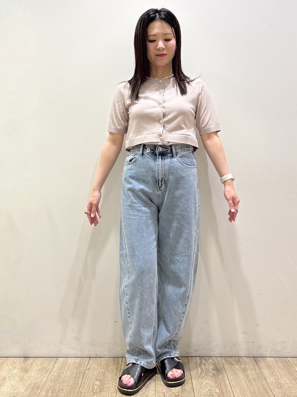 ベージュ系のカーディガン/ボレロ、ブルー系のデニムパンツ、ブラック系のショルダーバッグを着用したレディースの夏コーディネートの8枚目の写真
