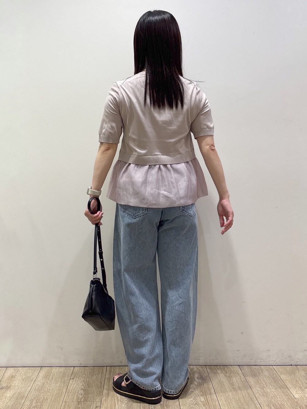 ベージュ系のカーディガン/ボレロ、ブルー系のデニムパンツ、ブラック系のショルダーバッグを着用したレディースの夏コーディネートの3枚目の写真