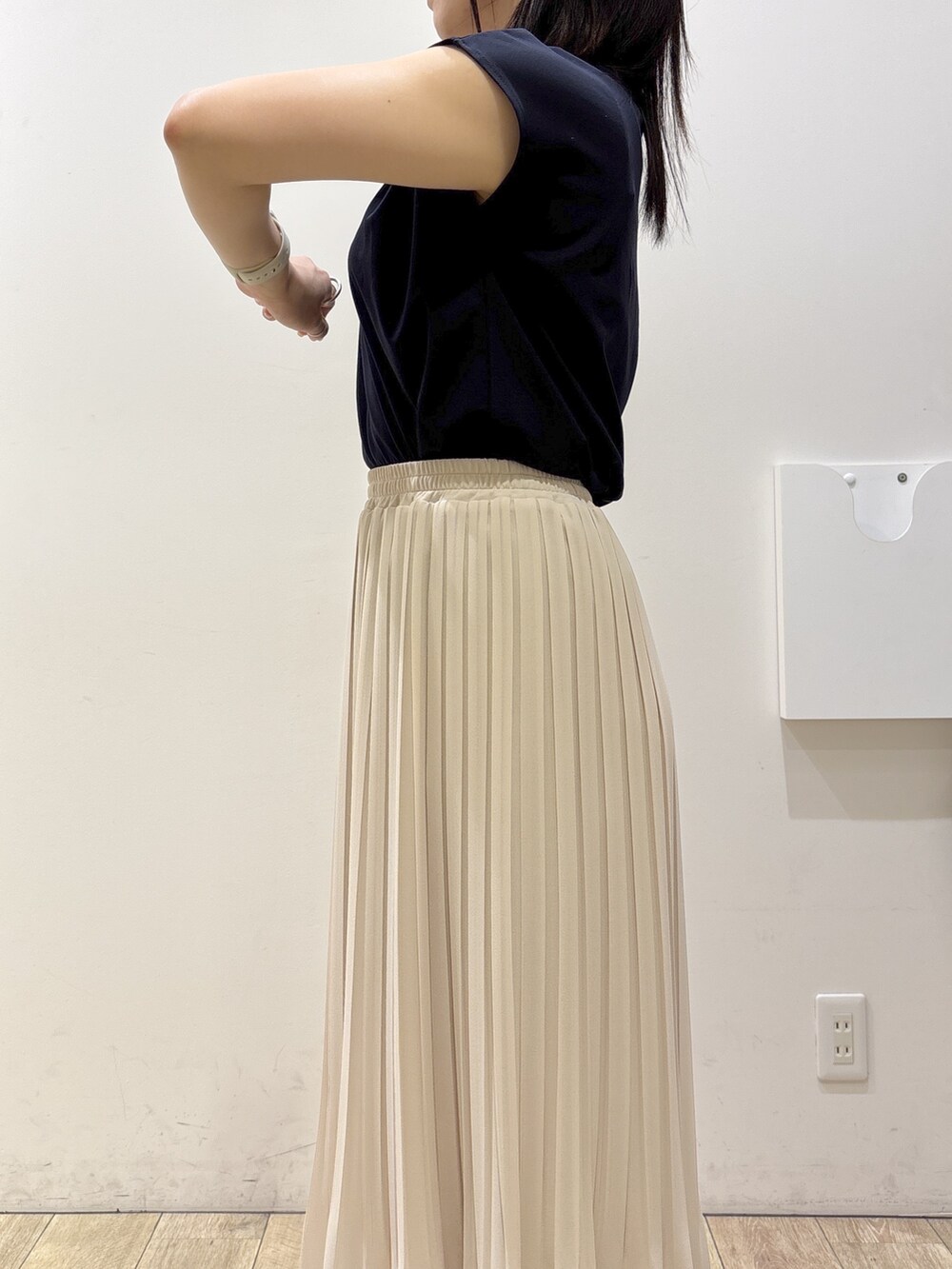 ベージュ系のワンピース、ベージュ系のスカート、ベージュ系のトートバッグを着用したレディースの春コーディネートの7枚目の写真