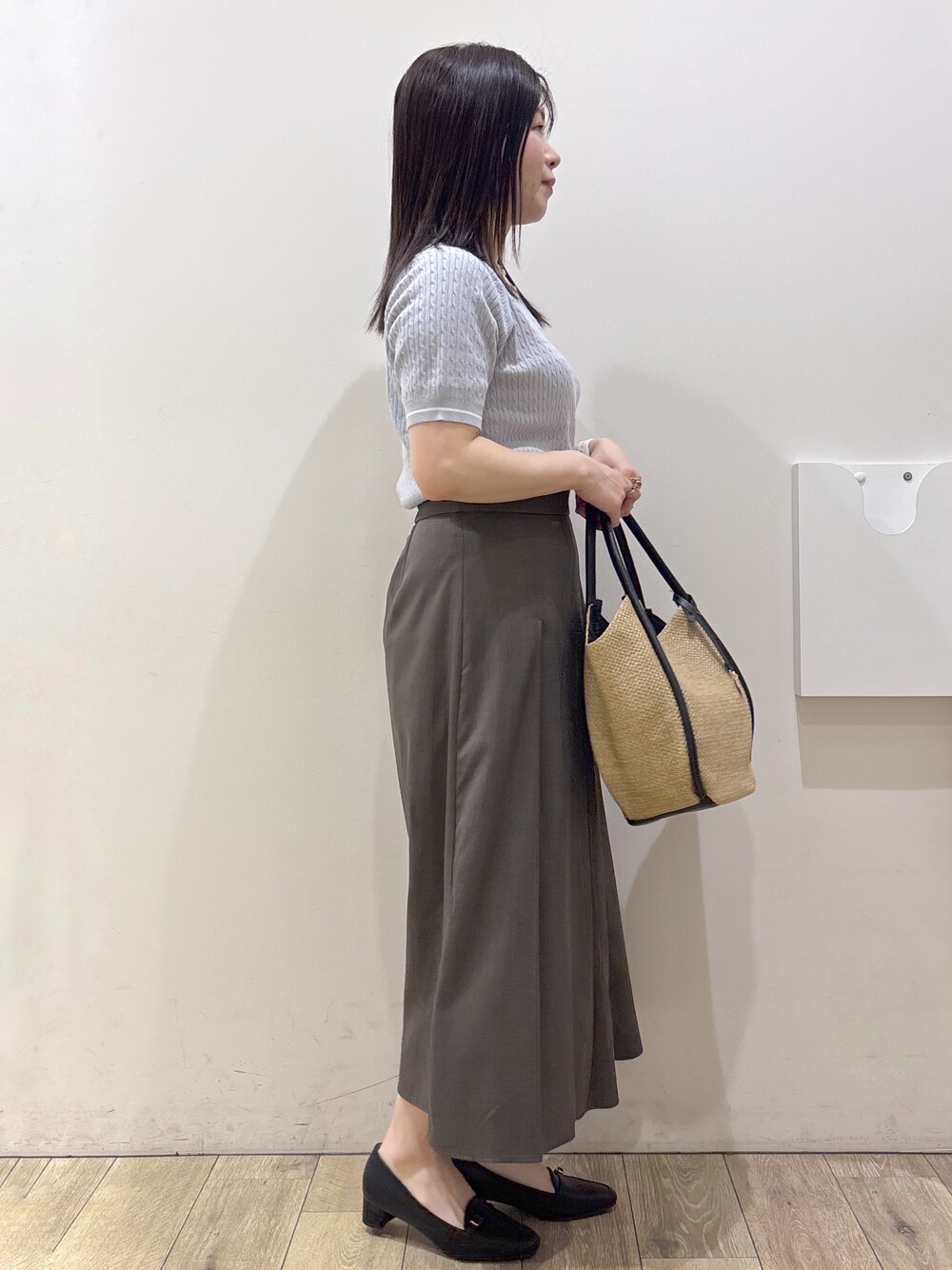 ブラック系のパンプス、ホワイト系のカーディガン/ボレロ、ホワイト系のシャツ/ブラウスを着用したレディースの春コーディネートの6枚目の写真
