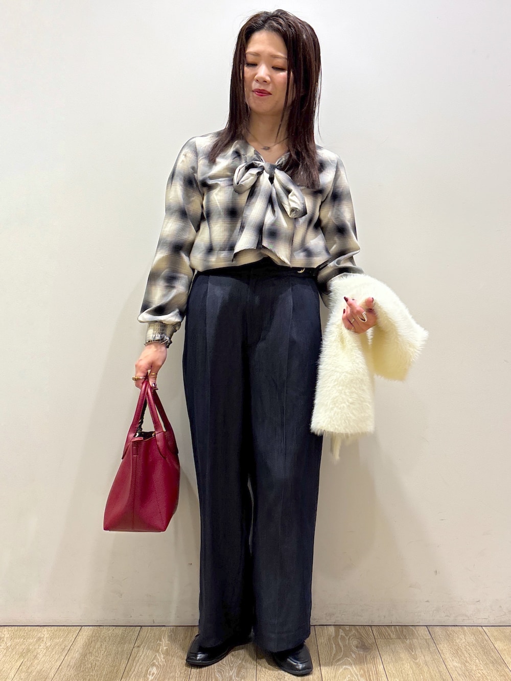 ブルー系のシャツ/ブラウス、ブルー系のその他パンツ、レッド系のトートバッグを着用したレディースの秋コーディネートの5枚目の写真