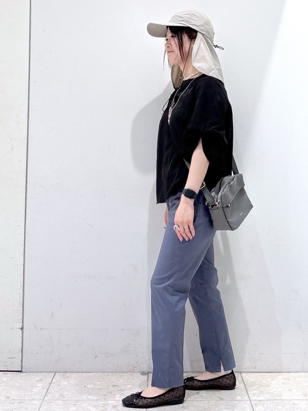 ブラック系のシャツ/ブラウス、ブルー系のその他パンツ、グレー系のショルダーバッグを着用したレディースの夏コーディネートの4枚目の写真