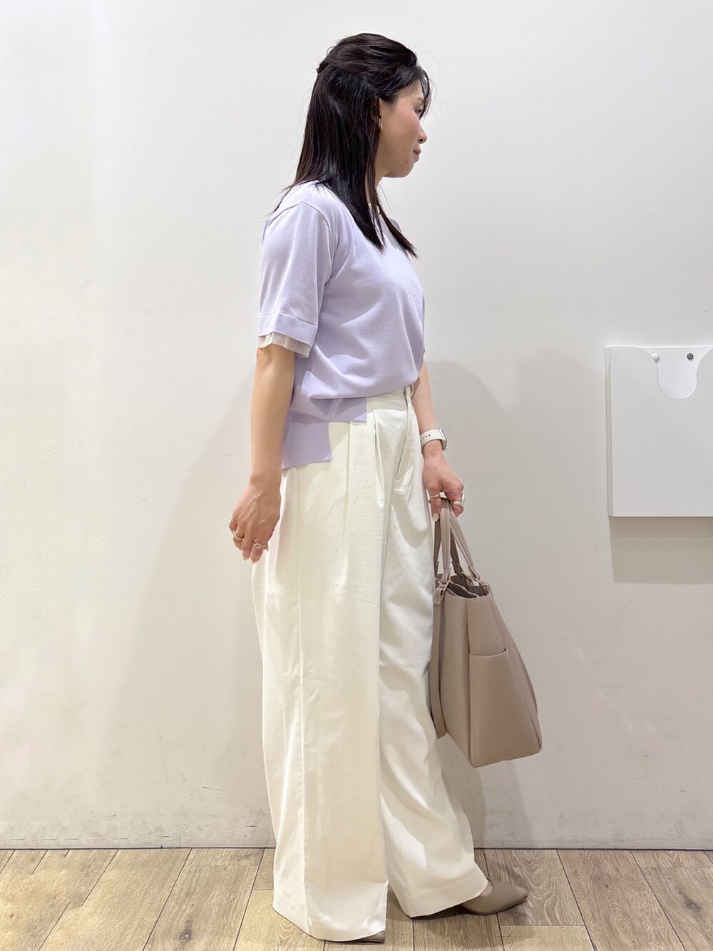 パープル系のニット/セーター、ホワイト系のその他パンツ、ベージュ系のトートバッグを着用したレディースの春コーディネートの2枚目の写真