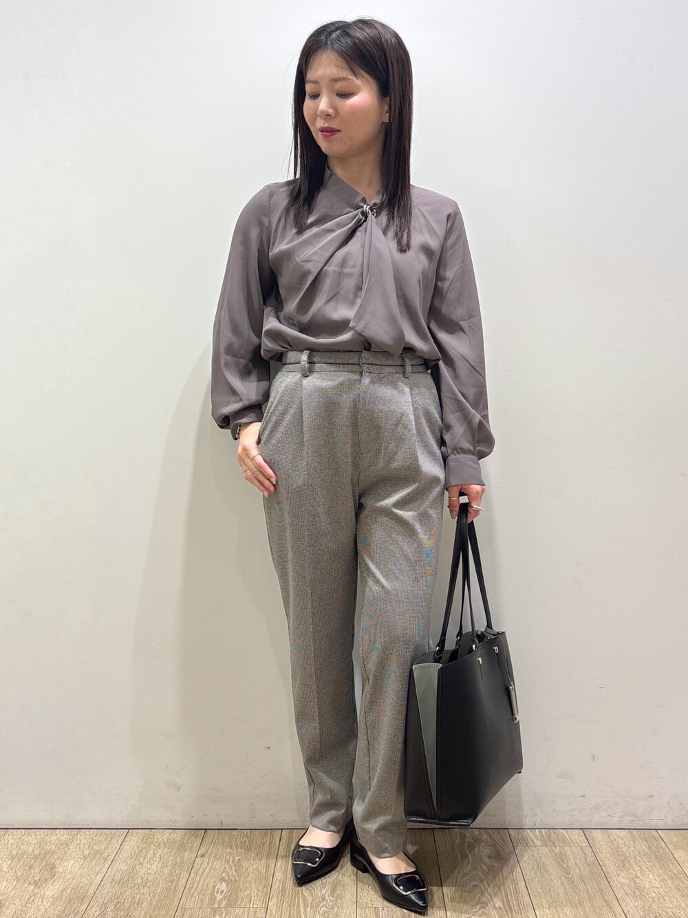ブラウン系のシャツ/ブラウス、ブラック系のその他パンツ、ブラック系のトートバッグを着用したレディースの秋コーディネートの9枚目の写真