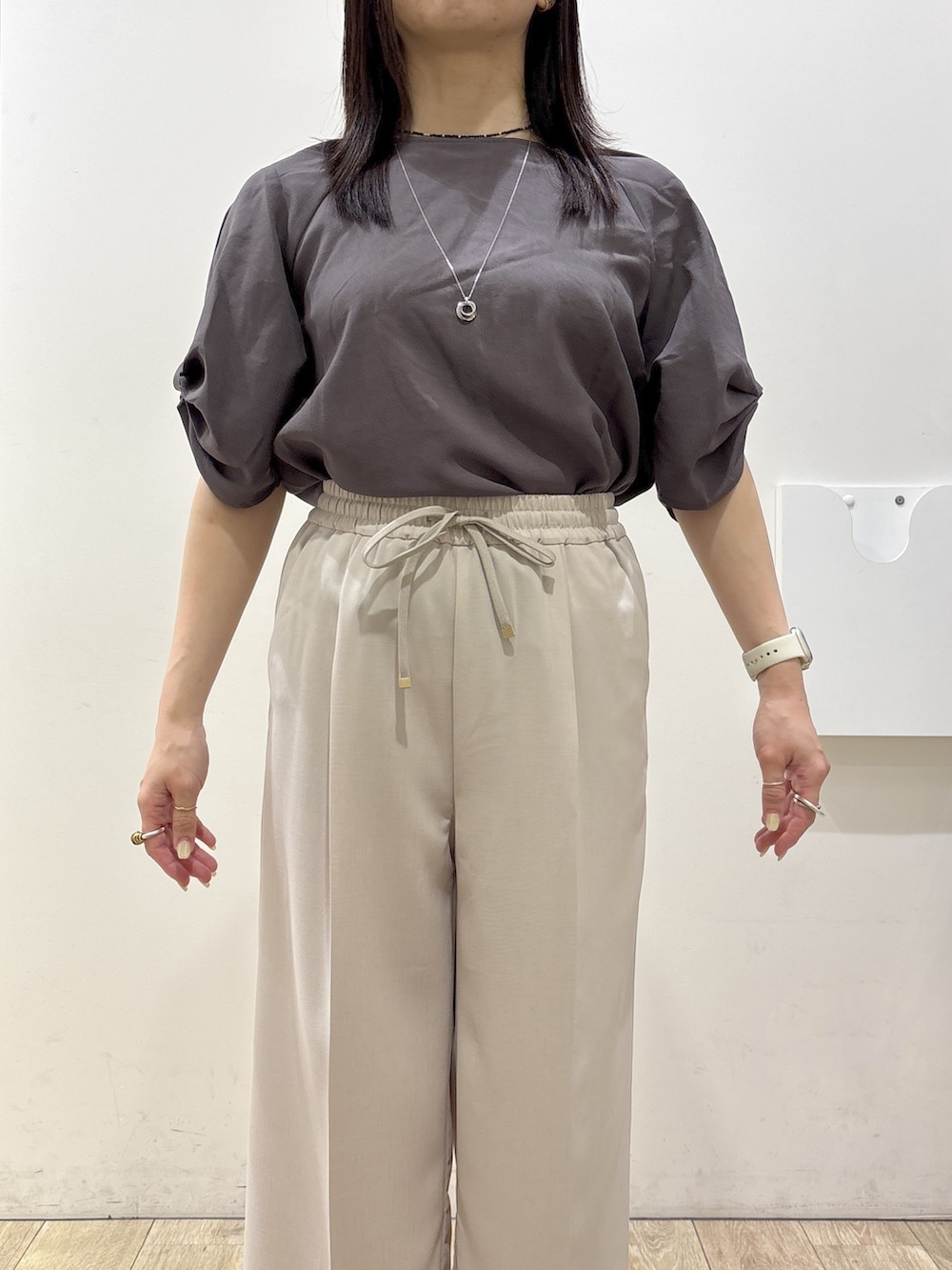 ブラウン系のシャツ/ブラウス、ベージュ系のその他パンツ、ホワイト系のトートバッグを着用したレディースの夏コーディネートの5枚目の写真