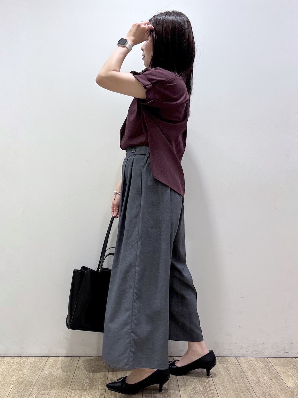 レッド系のシャツ/ブラウス、グレー系のその他パンツ、ブラック系のトートバッグを着用したレディースの夏コーディネートの4枚目の写真