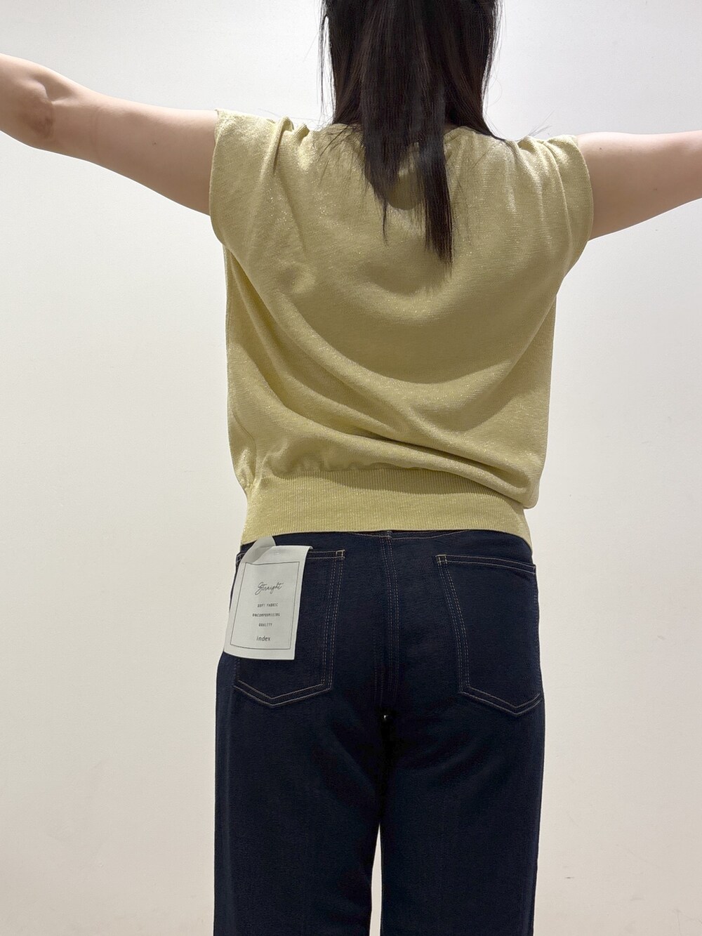 イエロー系のニット/セーター、ブルー系のその他パンツ、ホワイト系のトートバッグを着用したレディースの夏コーディネートの9枚目の写真
