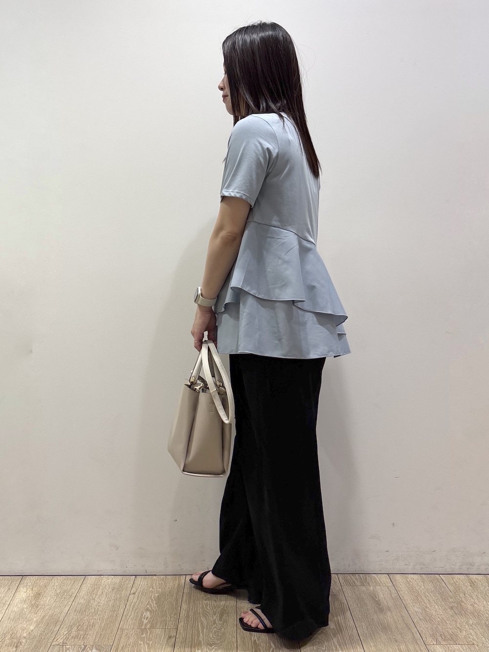 ブルー系のTシャツ/カットソー、ブラック系のその他パンツ、ベージュ系のトートバッグを着用したレディースの夏コーディネートの4枚目の写真