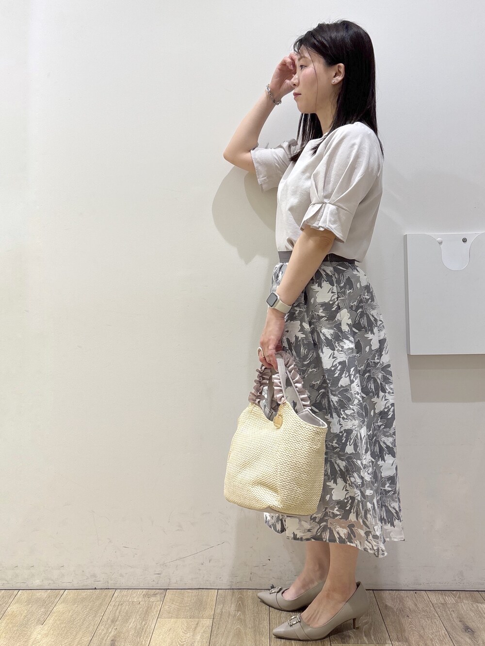 ベージュ系のパンプス、ベージュ系のトートバッグ、ベージュ系のシャツ/ブラウスを着用したレディースの春コーディネートの4枚目の写真