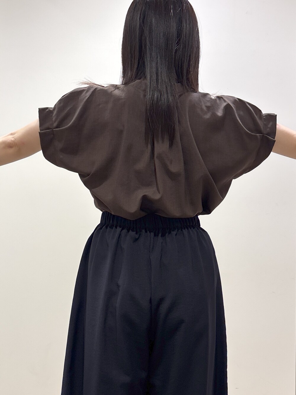 ブラウン系のシャツ/ブラウス、ブルー系のその他パンツ、ブラック系のトートバッグを着用したレディースの夏コーディネートの9枚目の写真