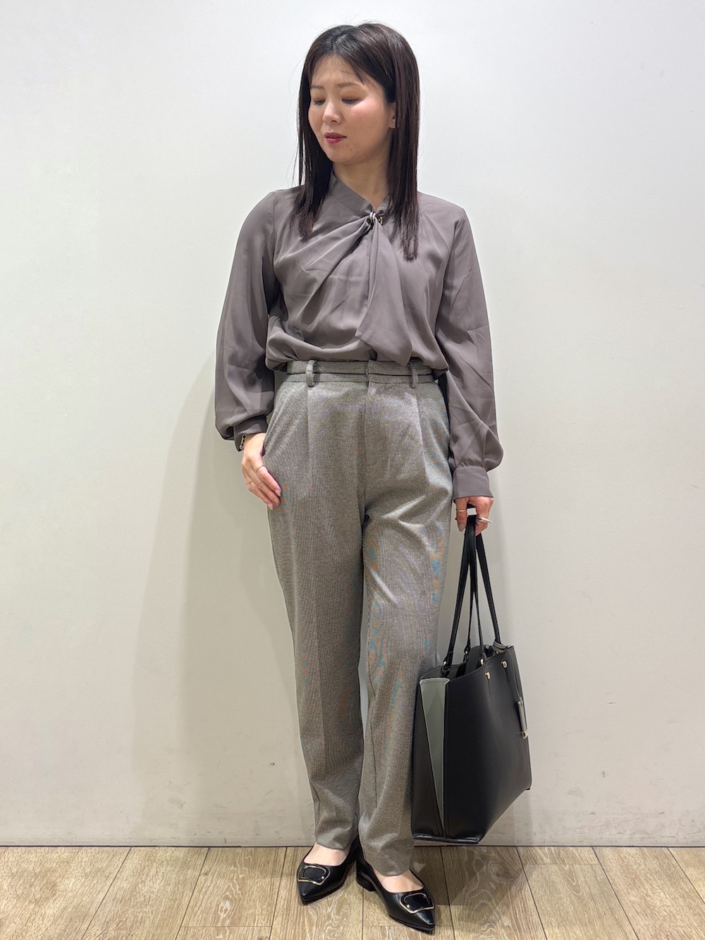 ブラウン系のシャツ/ブラウス、ブラック系のその他パンツ、ブラック系のトートバッグを着用したレディースの秋コーディネートの5枚目の写真