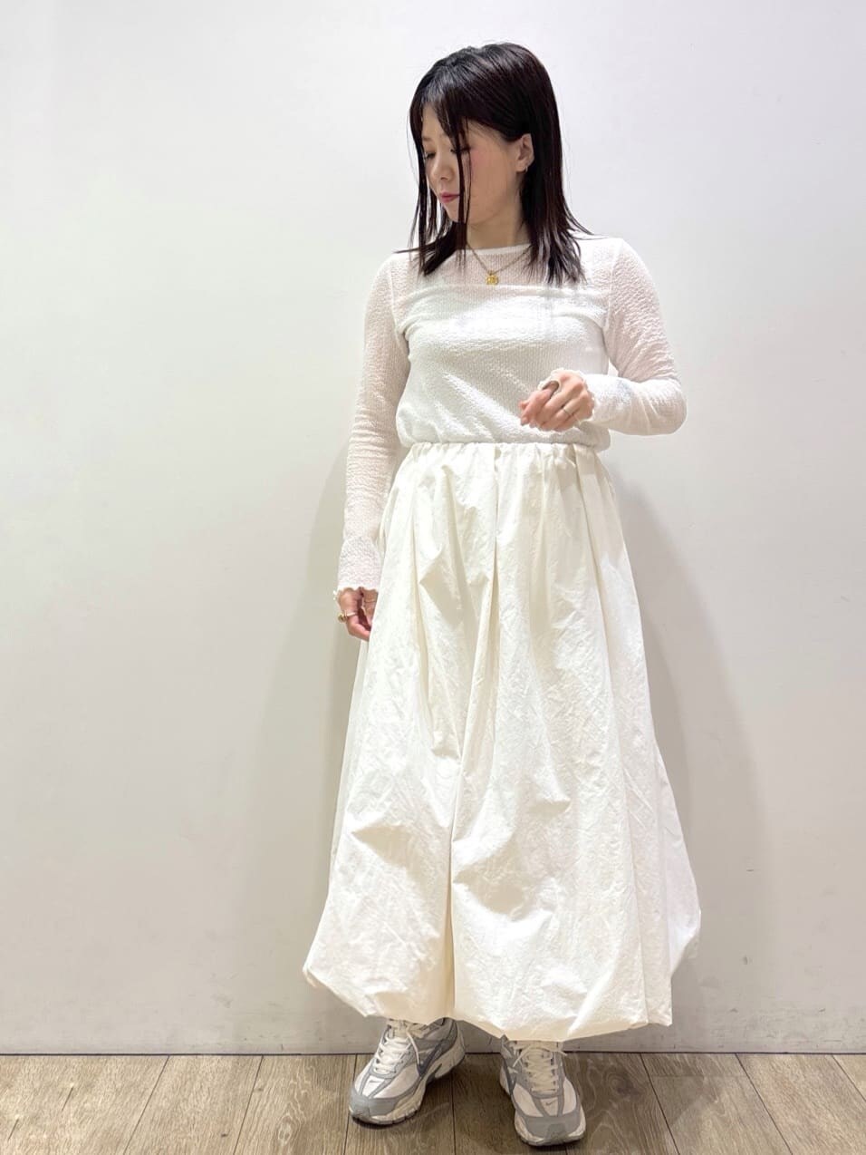 ホワイト系のTシャツ/カットソー、ベージュ系のテーラードジャケット、ホワイト系のスカートを着用したレディースの春コーディネートの7枚目の写真