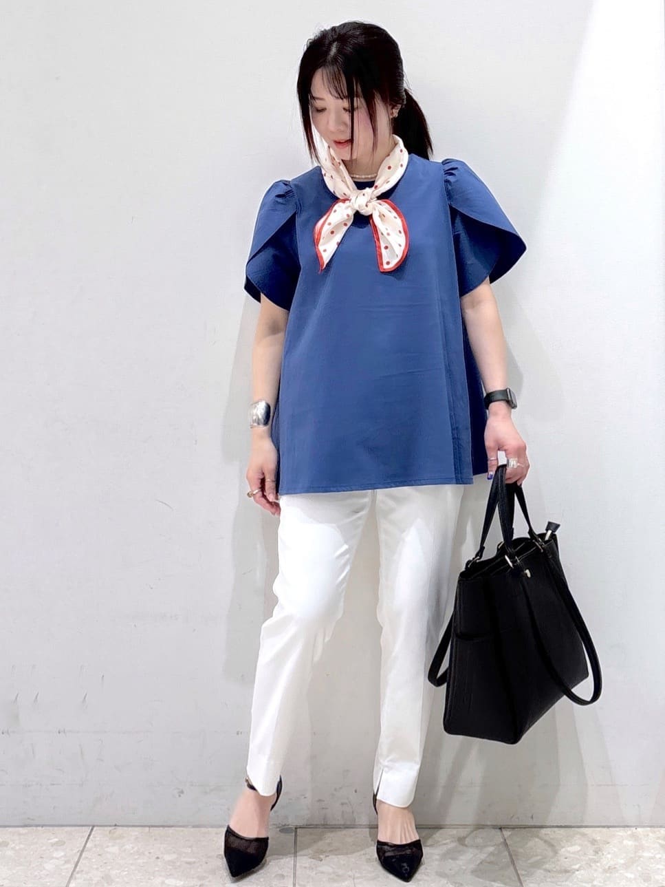 ホワイト系のカーディガン/ボレロ、ブルー系のTシャツ/カットソー、ホワイト系のその他パンツを着用したレディースの春コーディネートの6枚目の写真