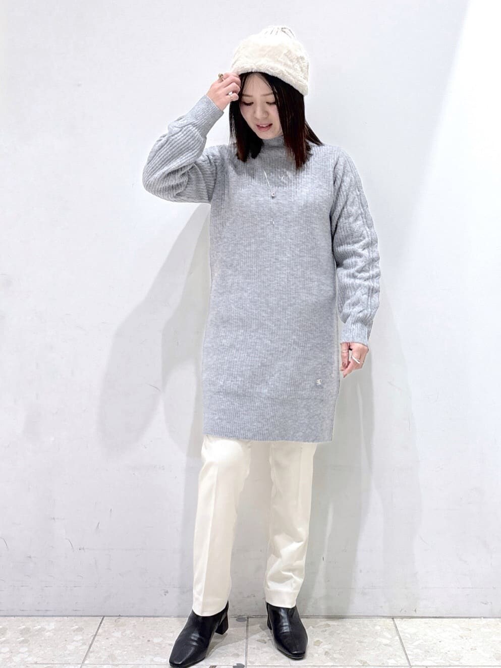 グレー系のワンピース、ベージュ系のその他パンツ、グレー系のトートバッグを着用したレディースの冬コーディネートの6枚目の写真