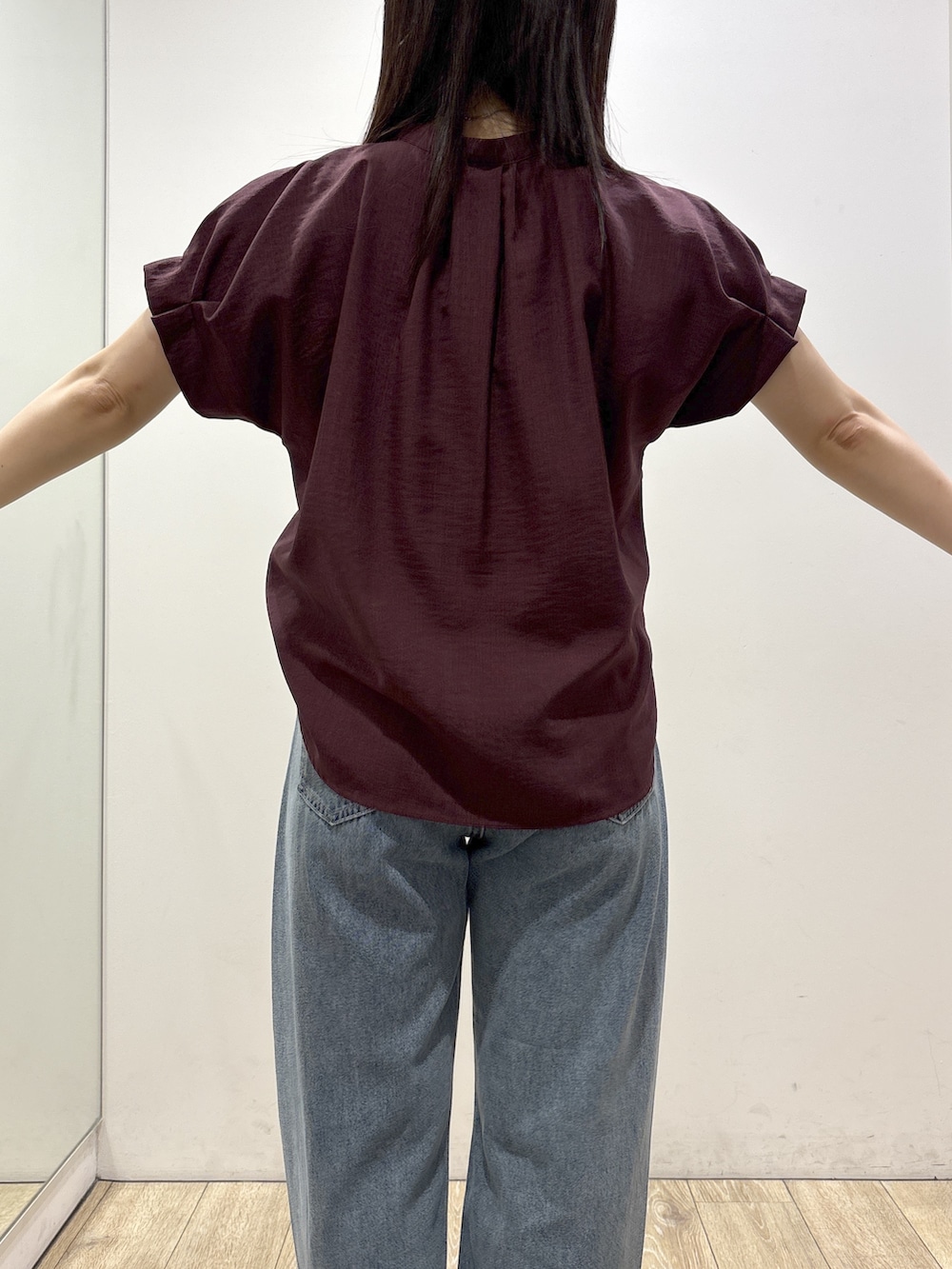 レッド系のシャツ/ブラウス、ブルー系のデニムパンツ、グレー系のトートバッグを着用したレディースの夏コーディネートの7枚目の写真