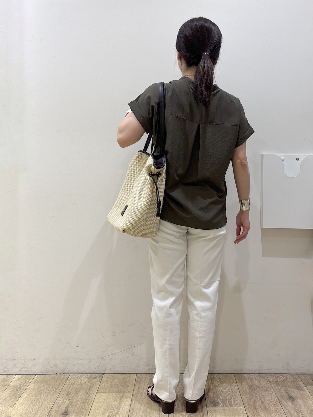 ブラウン系のサンダル、ホワイト系のその他パンツ、ホワイト系のトートバッグを着用したレディースの春コーディネートの7枚目の写真