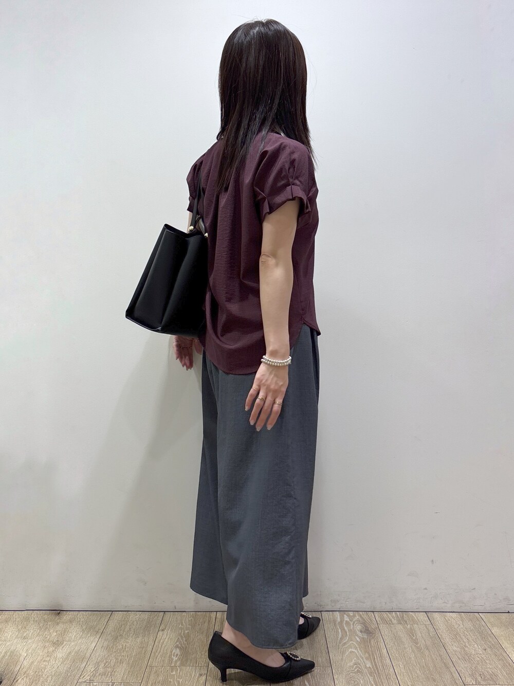 レッド系のシャツ/ブラウス、グレー系のその他パンツ、ブラック系のトートバッグを着用したレディースの夏コーディネートの3枚目の写真