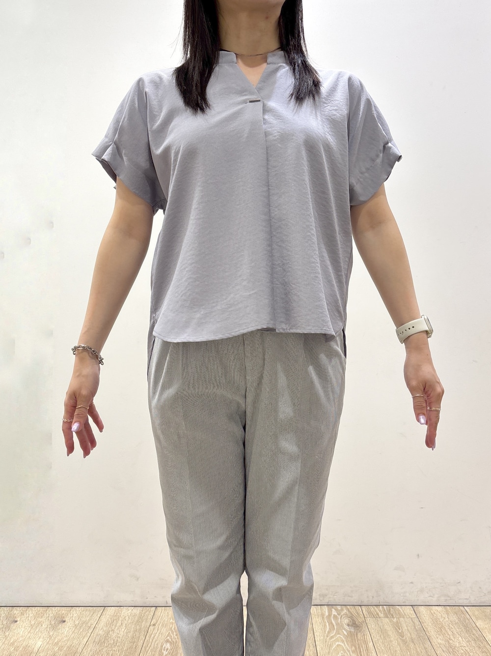 ブルー系のシャツ/ブラウス、ブルー系のその他パンツ、グレー系のトートバッグを着用したレディースの夏コーディネートの8枚目の写真