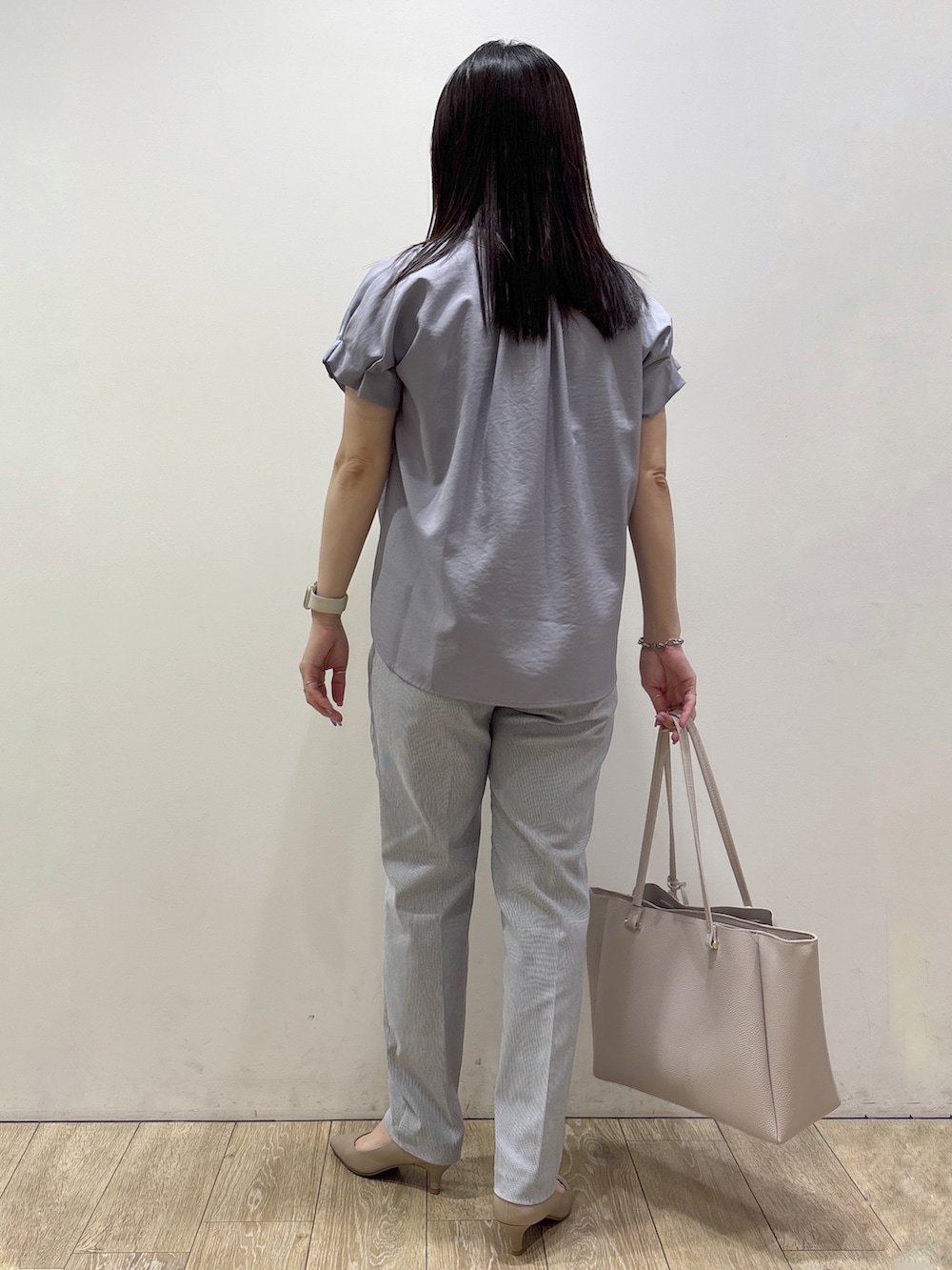ブルー系のシャツ/ブラウス、ブルー系のその他パンツ、グレー系のトートバッグを着用したレディースの夏コーディネートの3枚目の写真