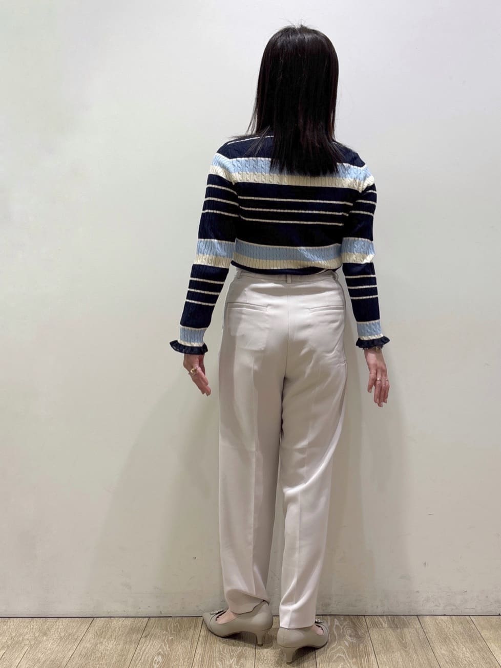 ベージュ系のトレンチコート、ベージュ系のノーカラージャケット、ブルー系のニット/セーターを着用したレディースの春コーディネートの9枚目の写真