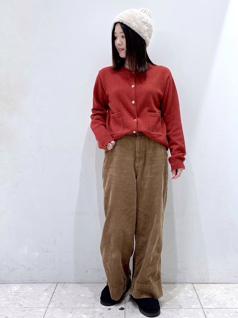 レッド系のカーディガン/ボレロ、イエロー系のその他パンツ、ブラック系のハンドバッグを着用したレディースの冬コーディネートの6枚目の写真
