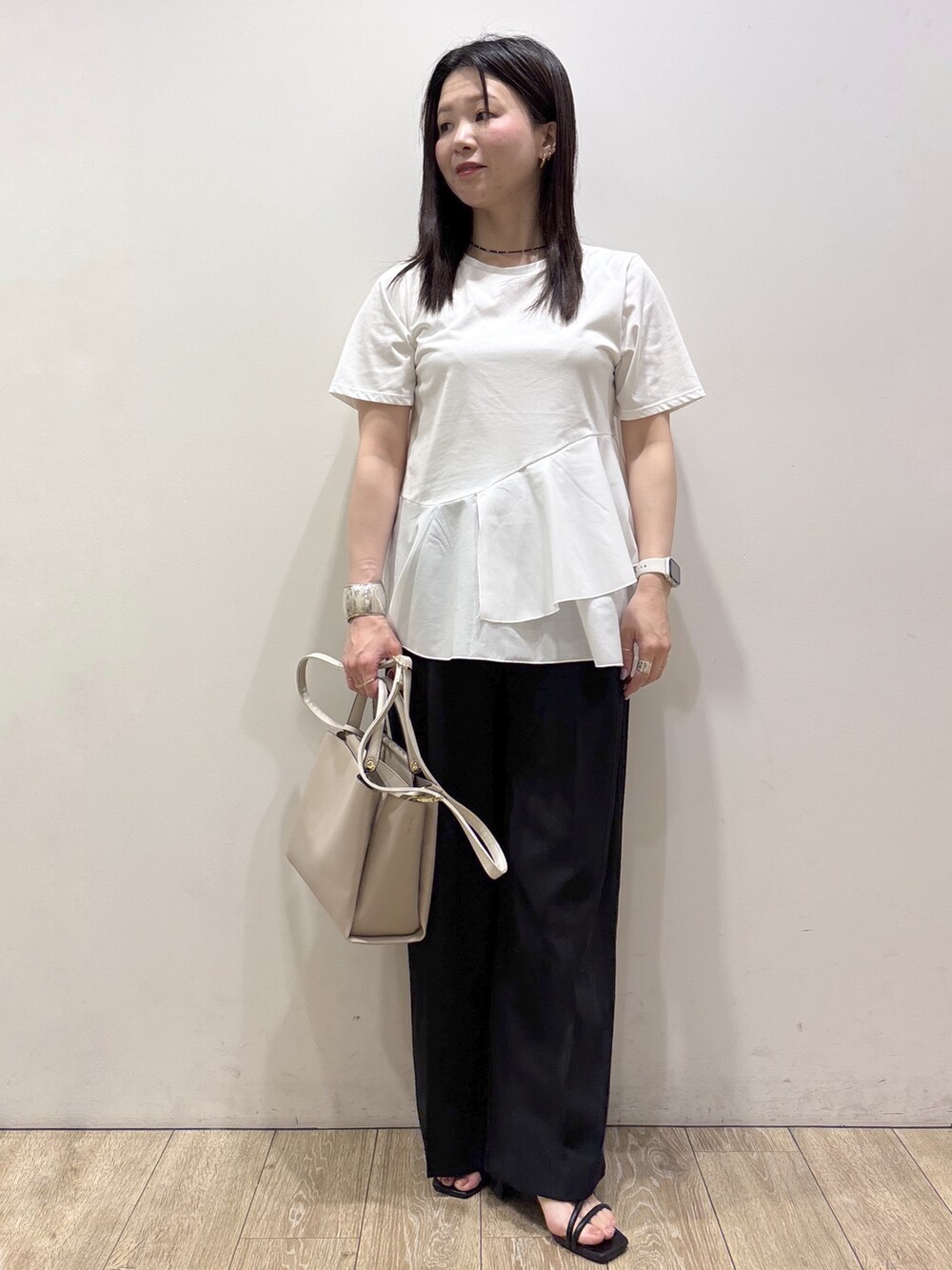 ホワイト系のTシャツ/カットソー、ブラック系のその他パンツ、ベージュ系のトートバッグを着用したレディースの夏コーディネートの10枚目の写真