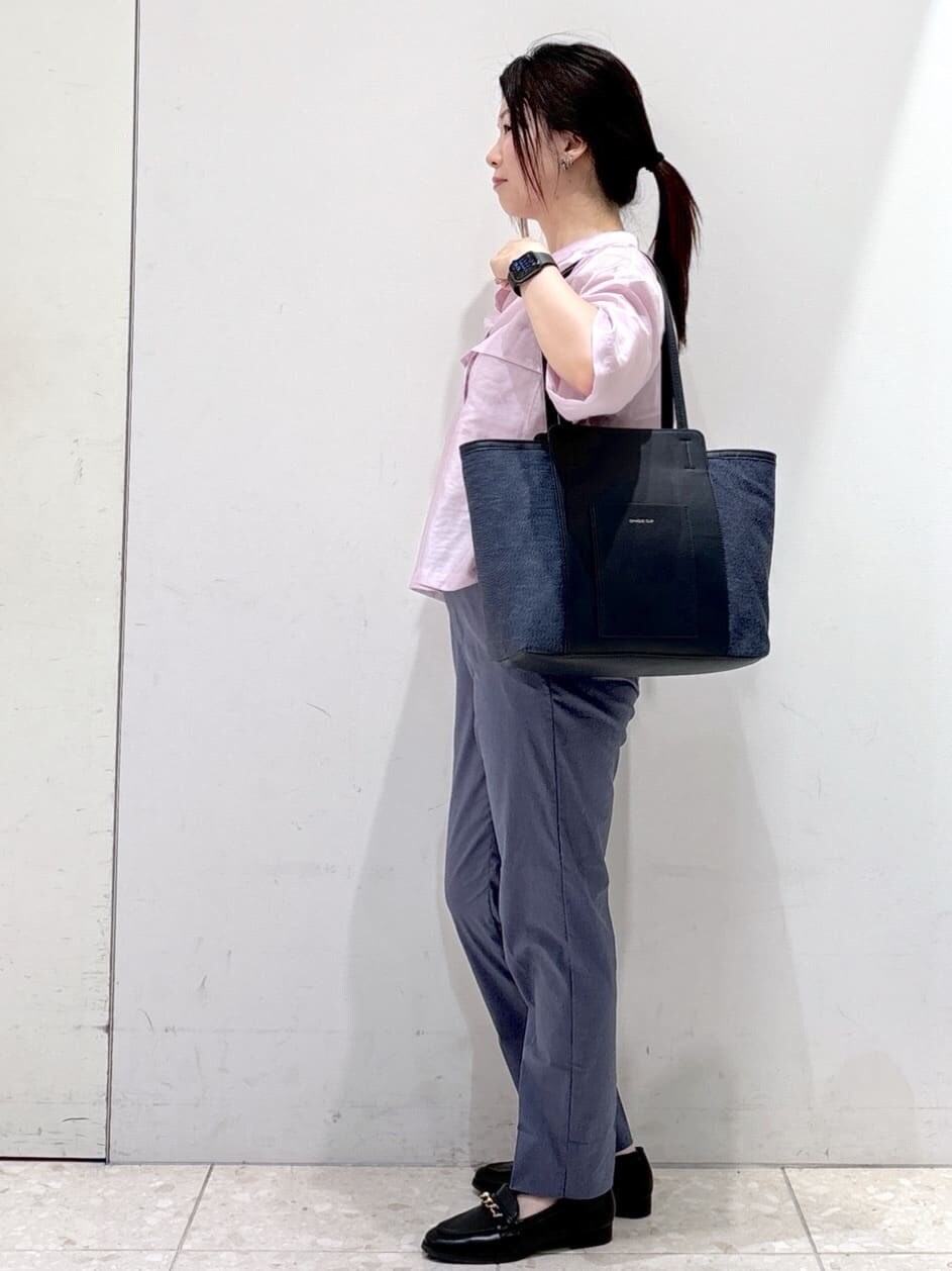 パープル系のシャツ/ブラウス、ホワイト系のタンクトップ、ブルー系のその他パンツを着用したレディースの夏コーディネートの6枚目の写真