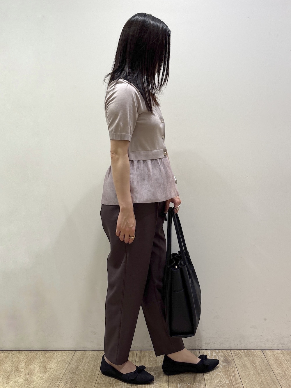 ベージュ系のカーディガン/ボレロ、ブラウン系のその他パンツ、ブラック系のトートバッグを着用したレディースの夏コーディネートの2枚目の写真