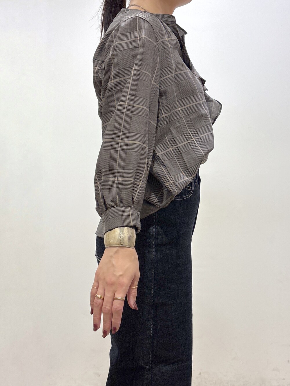 グレー系のシャツ/ブラウス、ブルー系のデニムパンツ、ブラック系のトートバッグを着用したレディースの秋コーディネートの6枚目の写真