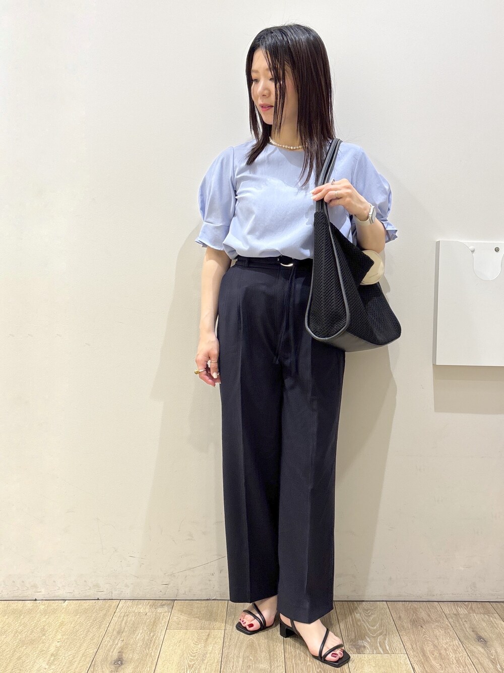 ブルー系のシャツ/ブラウス、ブルー系のその他パンツ、ブラック系のトートバッグを着用したレディースの夏コーディネートの7枚目の写真