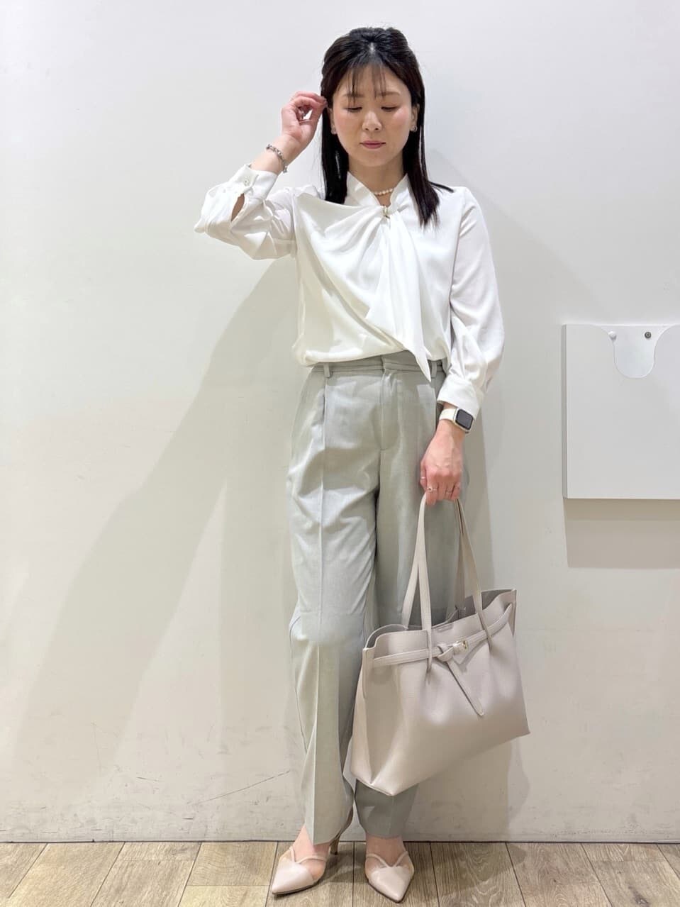 グレー系のその他パンツ、グレー系のノーカラージャケット、ベージュ系のパンプスを着用したレディースの春コーディネートの7枚目の写真
