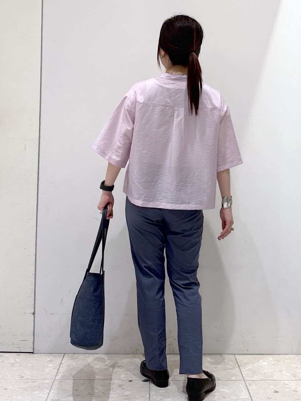 パープル系のシャツ/ブラウス、ホワイト系のタンクトップ、ブルー系のその他パンツを着用したレディースの夏コーディネートの3枚目の写真
