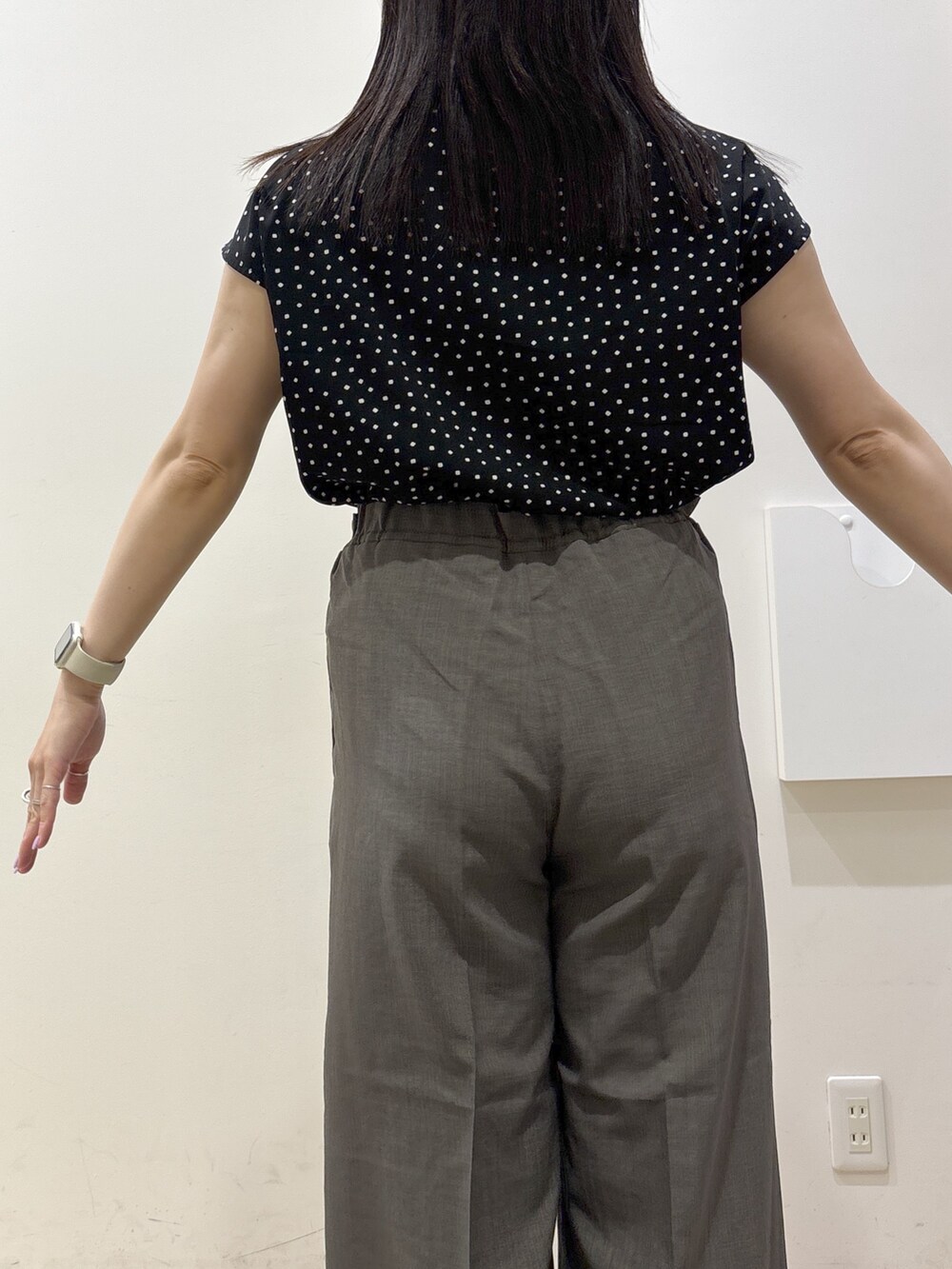 ブラック系のシャツ/ブラウス、グレー系のその他パンツ、ブラック系のトートバッグを着用したレディースの夏コーディネートの8枚目の写真