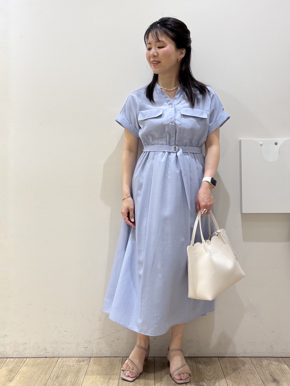 ベージュ系のサンダル、ブルー系のワンピース、ホワイト系のトートバッグを着用したレディースの春コーディネートの10枚目の写真