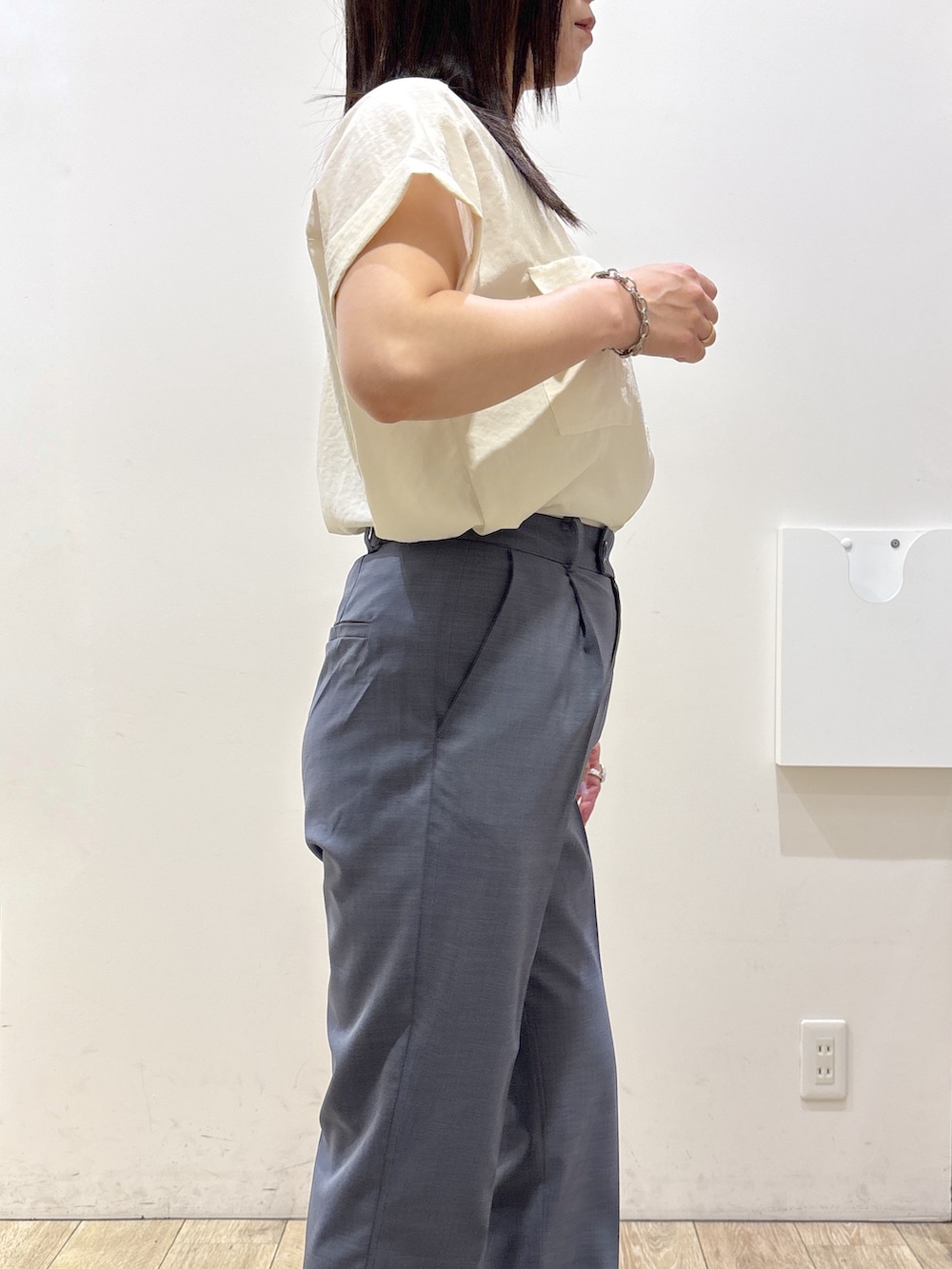 ホワイト系のシャツ/ブラウス、グレー系のその他パンツ、グレー系のトートバッグを着用したレディースの夏コーディネートの6枚目の写真