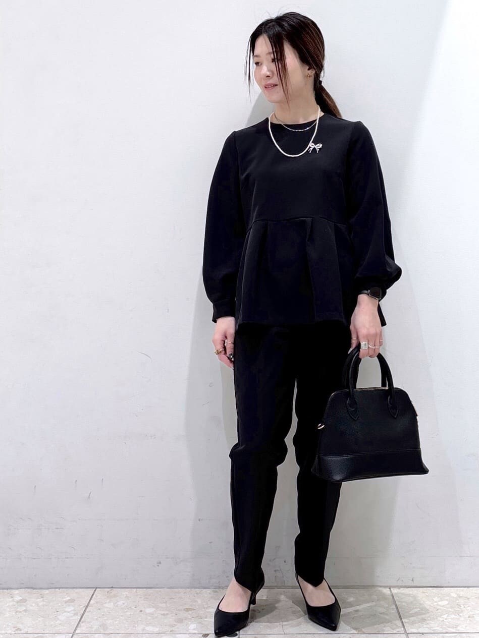 ブラック系のシャツ/ブラウス、ブラック系のその他パンツ、ブラック系のハンドバッグを着用したレディースの冬コーディネートの5枚目の写真