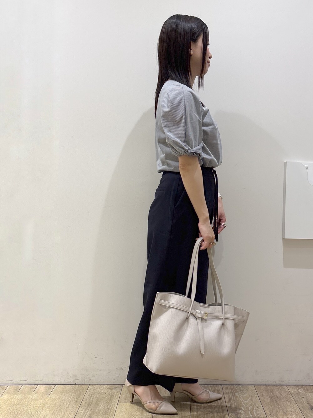グレー系のTシャツ/カットソー、ブルー系のその他パンツ、グレー系のトートバッグを着用したレディースの夏コーディネートの4枚目の写真