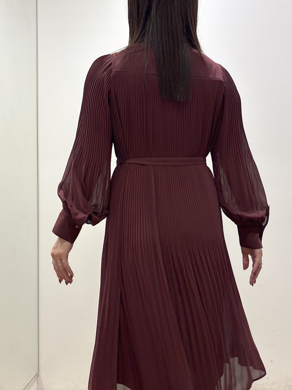 レッド系のワンピース、ブラック系のトートバッグ、ブラック系のパンプスを着用したレディースの秋コーディネートの7枚目の写真
