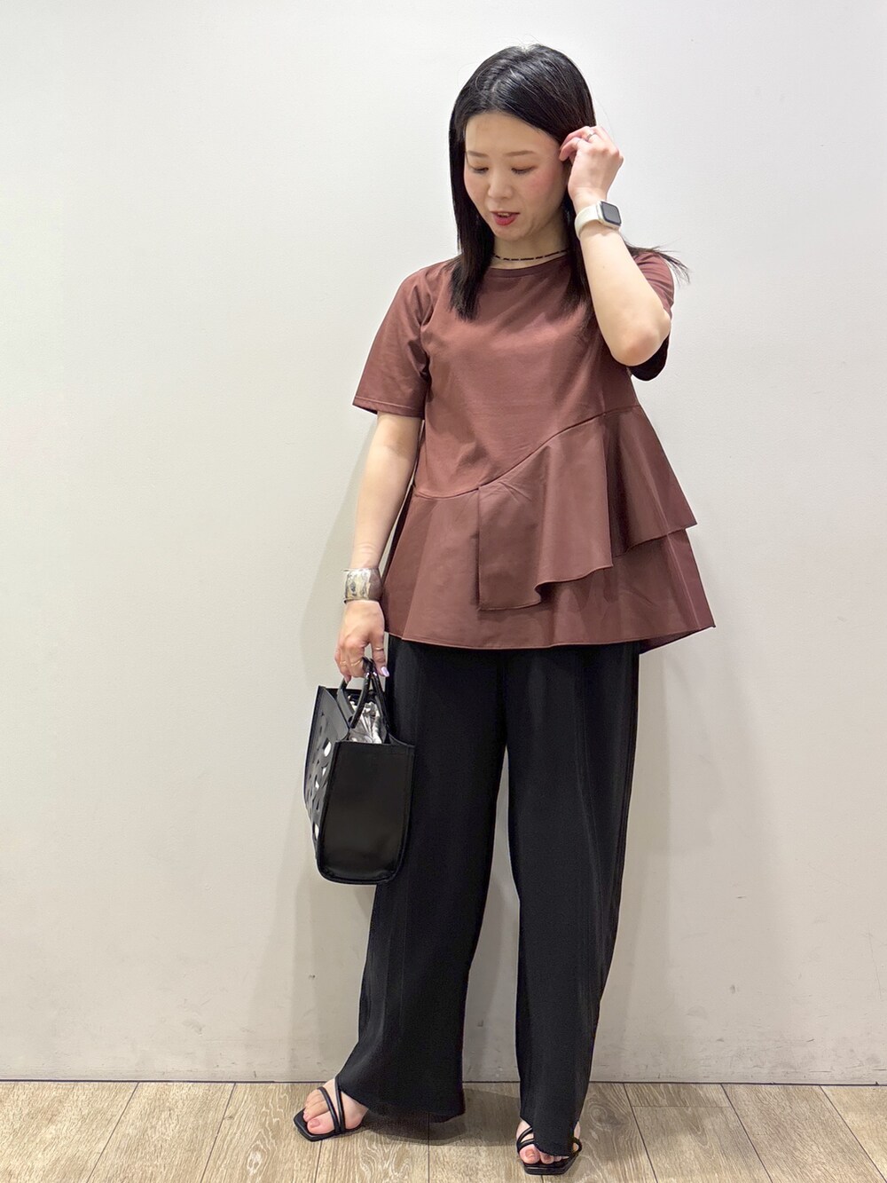 ブラウン系のTシャツ/カットソー、ブラック系のその他パンツ、ブラック系のトートバッグを着用したレディースの夏コーディネートの5枚目の写真