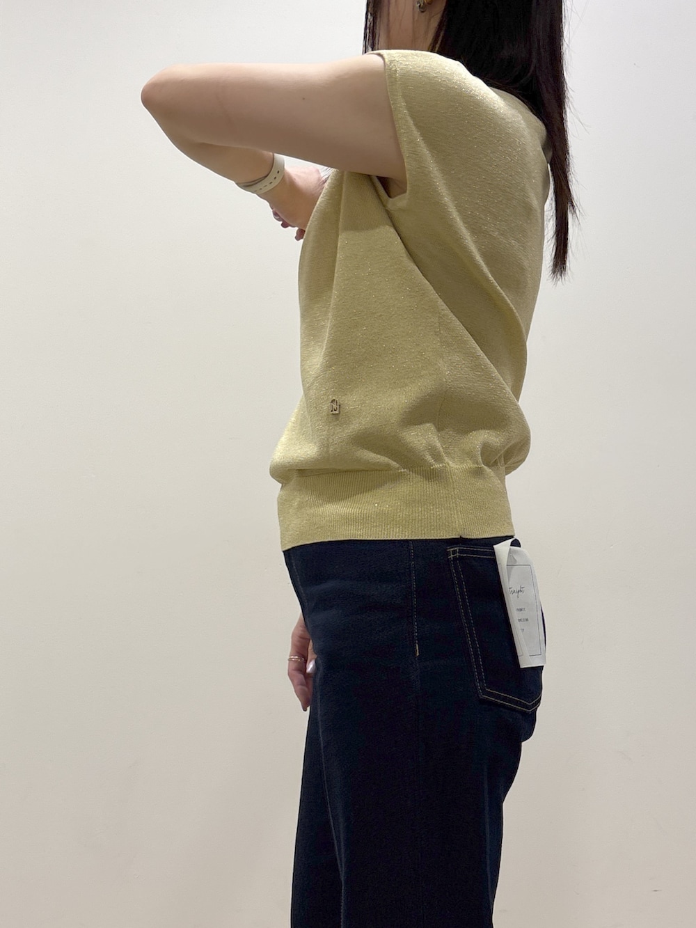 イエロー系のニット/セーター、ブルー系のその他パンツ、ホワイト系のトートバッグを着用したレディースの夏コーディネートの10枚目の写真