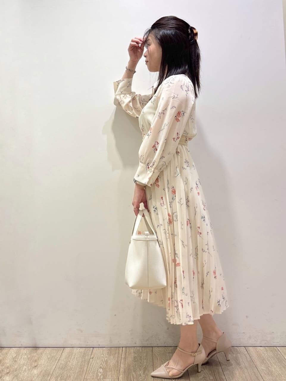ベージュ系のパンプス、ホワイト系のショルダーバッグ、ブラウン系のトートバッグを着用したレディースの春コーディネートの4枚目の写真